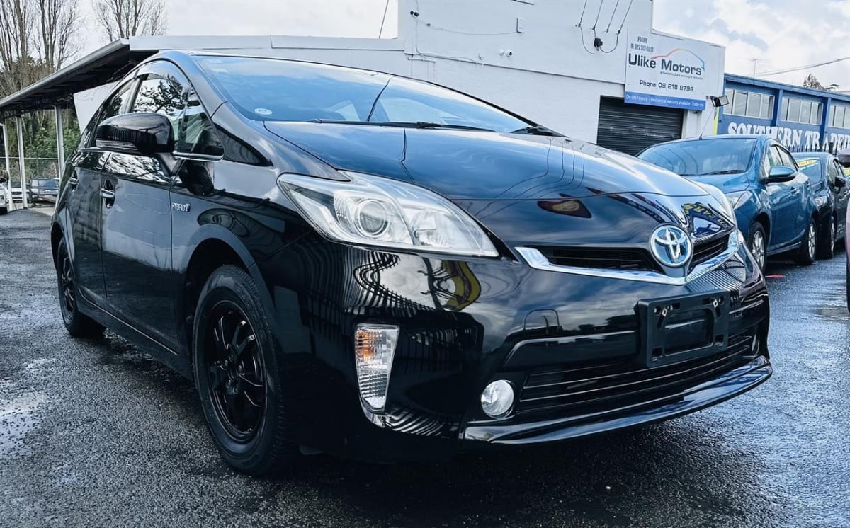 2015 Toyota Prius Alloys, Hot Black.