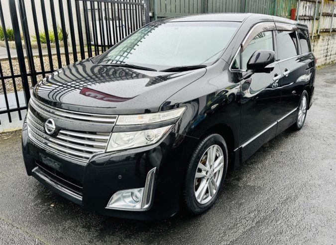 2011 Nissan Elgrand 8 Seater Family Wagon.