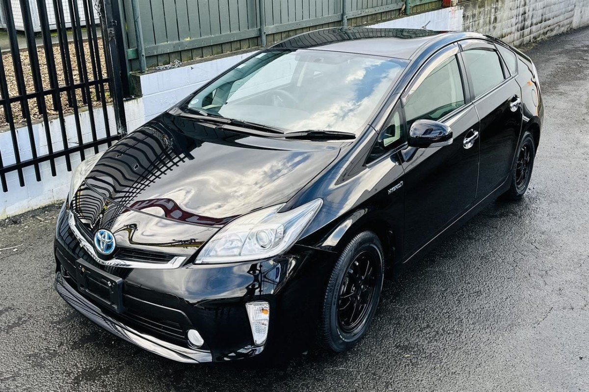 2015 Toyota Prius Alloys, Hot Black.