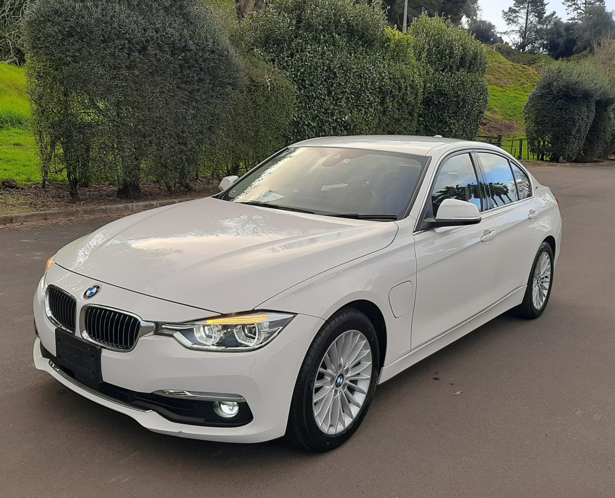 2017 BMW 330e E-Drive, Plug-in-Hybrid, 139,000km
