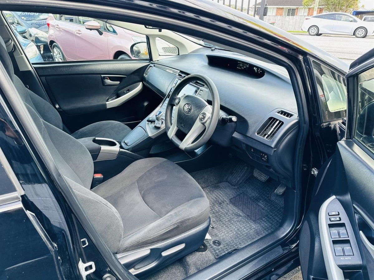 2015 Toyota Prius Alloys, Hot Black.