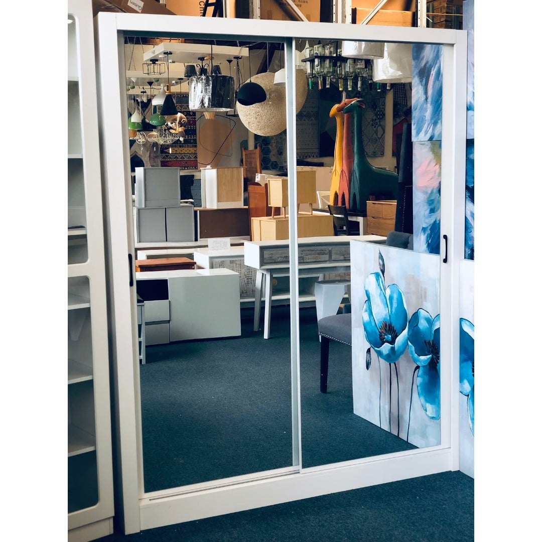 Sliding wardrobe with mirrors