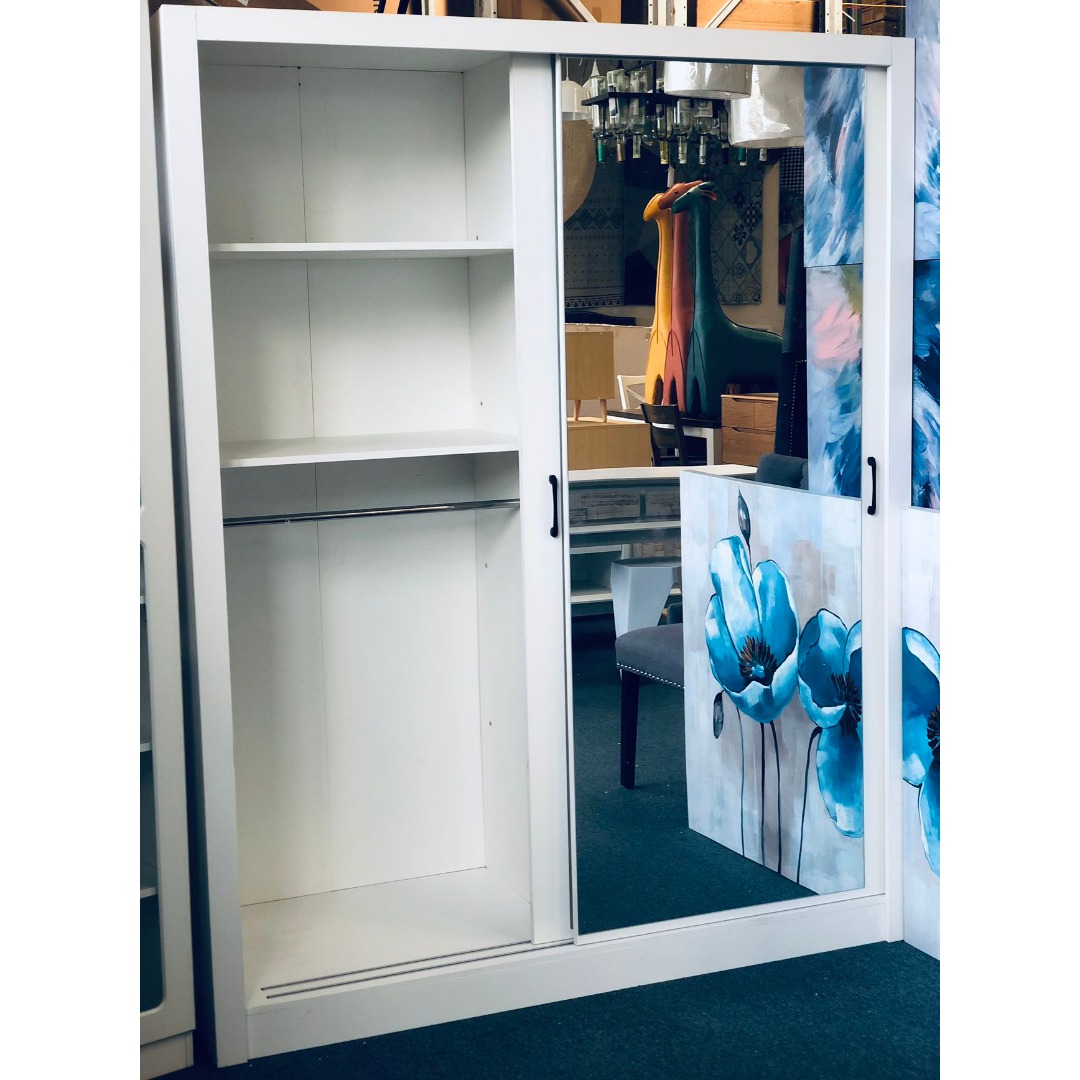 Sliding wardrobe with mirrors