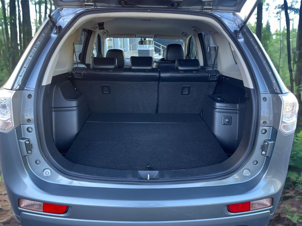 2013 Mitsubishi Outlander PHEV**Leather/Heating Seats** RV/SUV Automatic