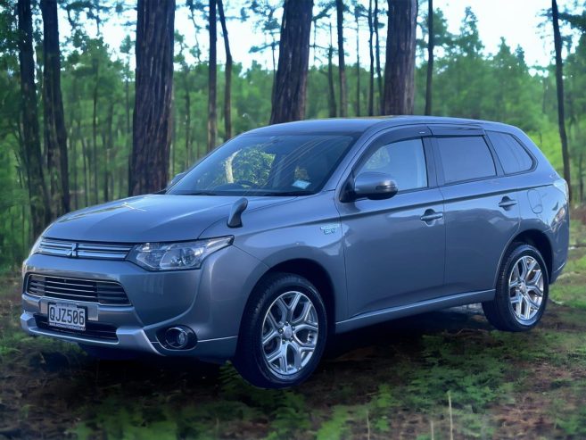 2013 Mitsubishi Outlander PHEV**Leather/Heating Seats** RV/SUV Automatic