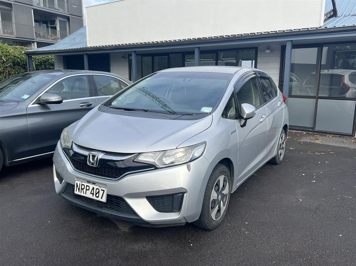 2016 Honda Fit HYBRID Hatchback Automatic Bluetooth / Reverse Camera / Push Start