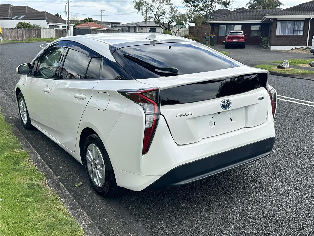 2016 Toyota Prius S Cruise Control !! Hatchback Automatic