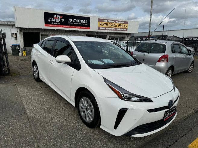 2022 Toyota Prius S New Shape Very Low Kms with Apple CarPlay Sedan Automatic Hybrid/Bluetooth/ Apple CarPlay/ Rev. Camera/ Fr. & Rr. Parking Sensors