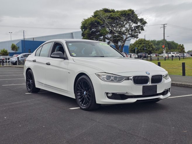 2013 BMW 320i Luxury Edition* Leather Seats* Twin Power Tubro* Key-Less, alloys, push start**