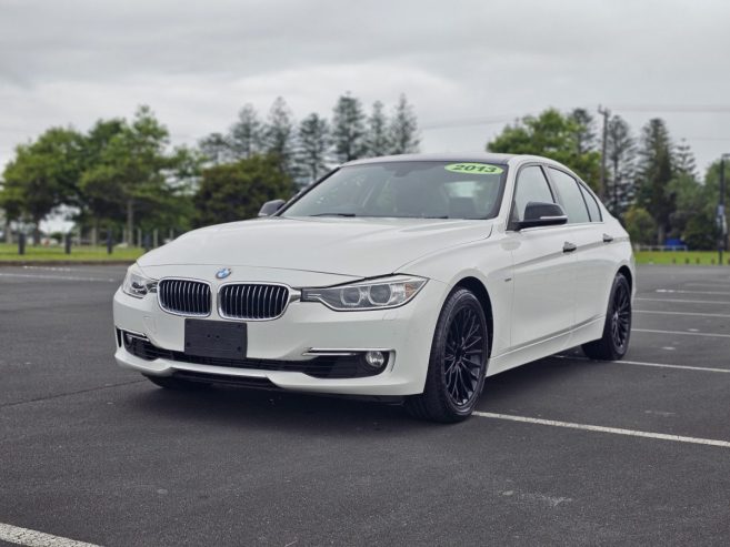 2013 BMW 320i Luxury Edition* Leather Seats* Twin Power Tubro* Key-Less, alloys, push start**