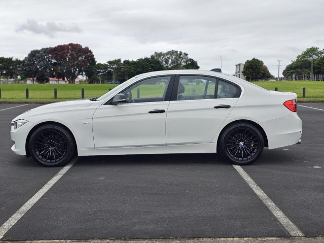 2013 BMW 320i Luxury Edition* Leather Seats* Twin Power Tubro* Key-Less, alloys, push start**