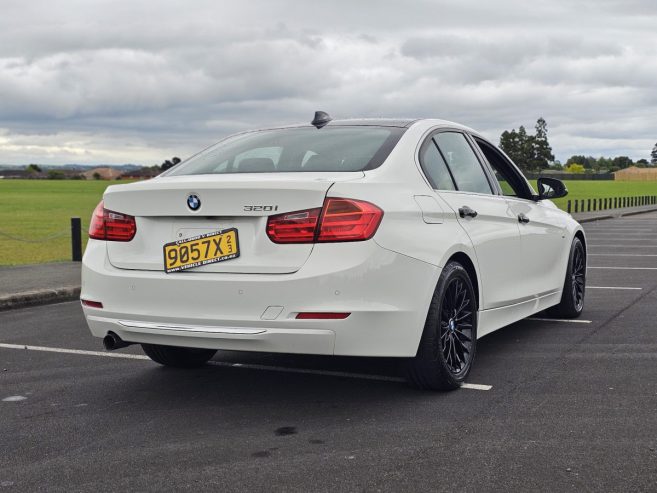 2013 BMW 320i Luxury Edition* Leather Seats* Twin Power Tubro* Key-Less, alloys, push start**