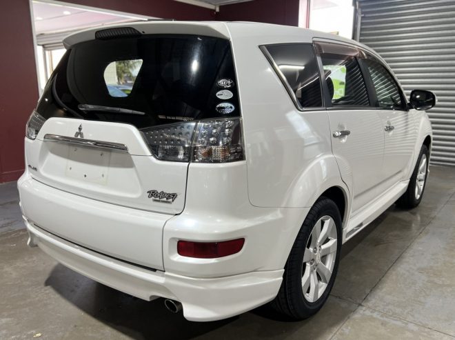 2011 Mitsubishi Outlander ** 7 Seats ** ROADEST 20G ** Alloys ** Bluetooth ** ** EARLY CHRISTMAS CLEARANCE SALES**