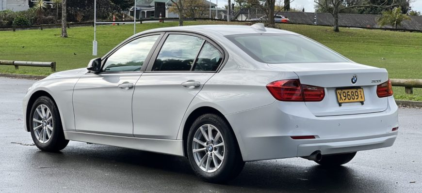 2013 BMW 320i ** PUSH START ** PARKING SENSORS ** ALLOYS ** REVERSE CAMERA ** ** ON SPECIAL ** JUST ARRIVED