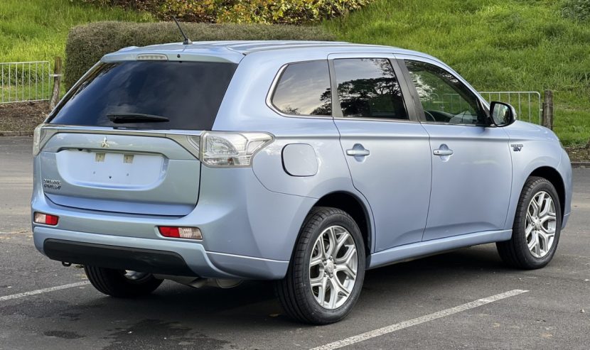 2014 Mitsubishi Outlander ** PUSH START ** HYBRID **PHEV G SAFETY PACKG** REVERSE CAMERA ** ** ON SPECIAL ** JUST ARRIVED