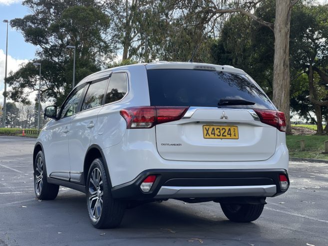 2016 Mitsubishi Outlander 20G, 7 Seats, Paddle Shift, Cruise Control Safety Package, Reverse Camera, Black Interior