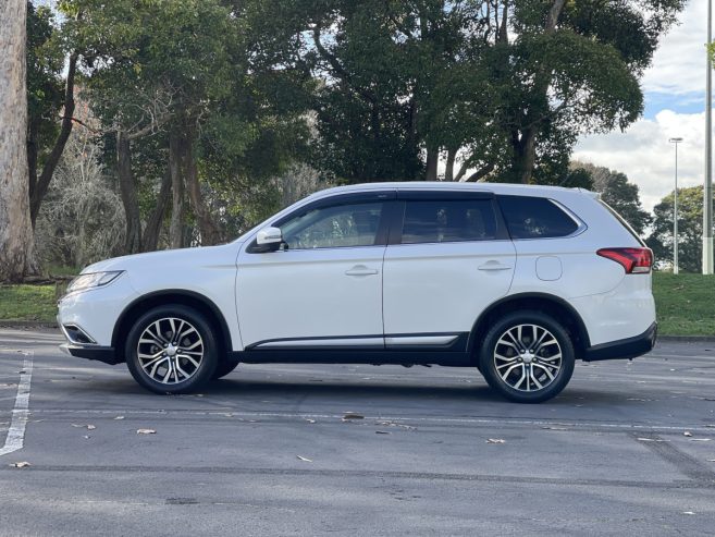 2016 Mitsubishi Outlander 20G, 7 Seats, Paddle Shift, Cruise Control Safety Package, Reverse Camera, Black Interior