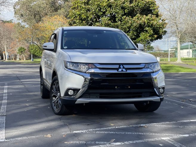 2016 Mitsubishi Outlander 20G, 7 Seats, Paddle Shift, Cruise Control Safety Package, Reverse Camera, Black Interior