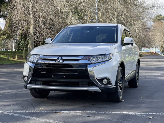 2016 Mitsubishi Outlander 20G, 7 Seats, Paddle Shift, Cruise Control Safety Package, Reverse Camera, Black Interior