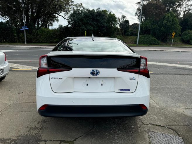 2022 Toyota Prius S New Shape Very Low Kms with Apple CarPlay Sedan Automatic Hybrid/Bluetooth/ Apple CarPlay/ Rev. Camera/ Fr. & Rr. Parking Sensors