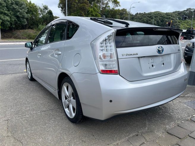 2009 Toyota Prius S Hybrid with Rev. Camera Station Wagon Automatic Hybrid/ Mags/ Parking Sensors/ Headlight Washer