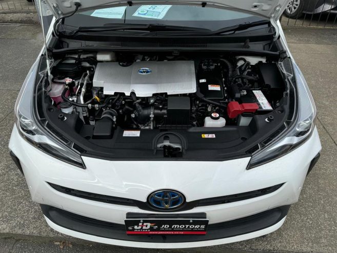 2022 Toyota Prius S New Shape Very Low Kms with Apple CarPlay Sedan Automatic Hybrid/Bluetooth/ Apple CarPlay/ Rev. Camera/ Fr. & Rr. Parking Sensors