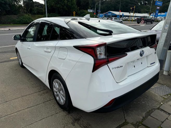 2022 Toyota Prius S New Shape Very Low Kms with Apple CarPlay Sedan Automatic Hybrid/Bluetooth/ Apple CarPlay/ Rev. Camera/ Fr. & Rr. Parking Sensors