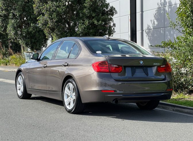 2012 BMW 320i Sport Grade 4.5 **LIM, JoyStick, i-Drive, Electric/Memory Seats** **Full Beige Leather/Heated Seats, On Special**