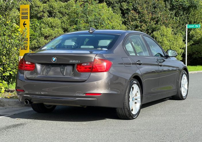 2012 BMW 320i Sport Grade 4.5 **LIM, JoyStick, i-Drive, Electric/Memory Seats** **Full Beige Leather/Heated Seats, On Special**