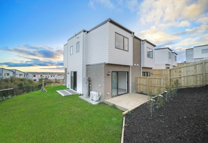 Urgent sale, Price By Negotiation Low $700,000’s, 9 Heketara Place, Papakura, Auckland