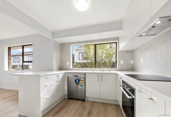 Newly Renovated Home in Macleans Zone, 2/21 Jillteresa Crescent, Half Moon Bay, Auckland