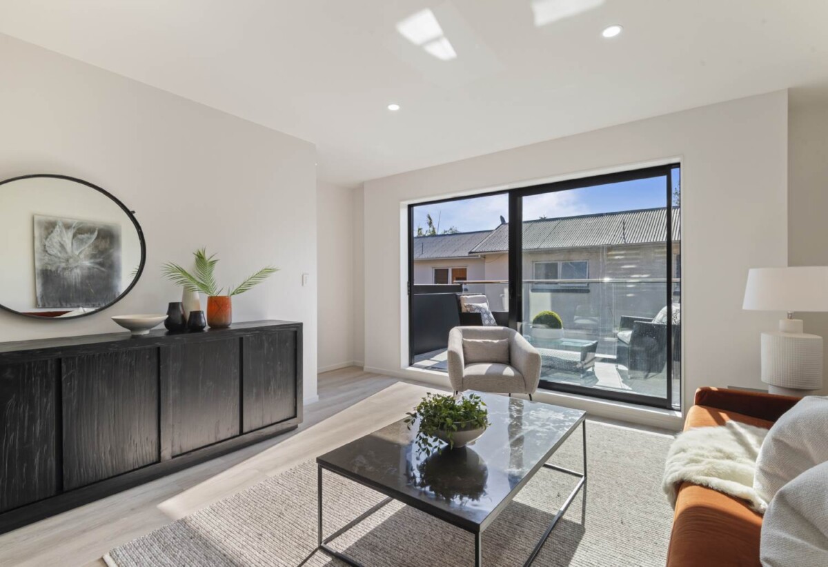 Urgent Sale, 4/20 Fairview Road, Mt Eden, Auckland