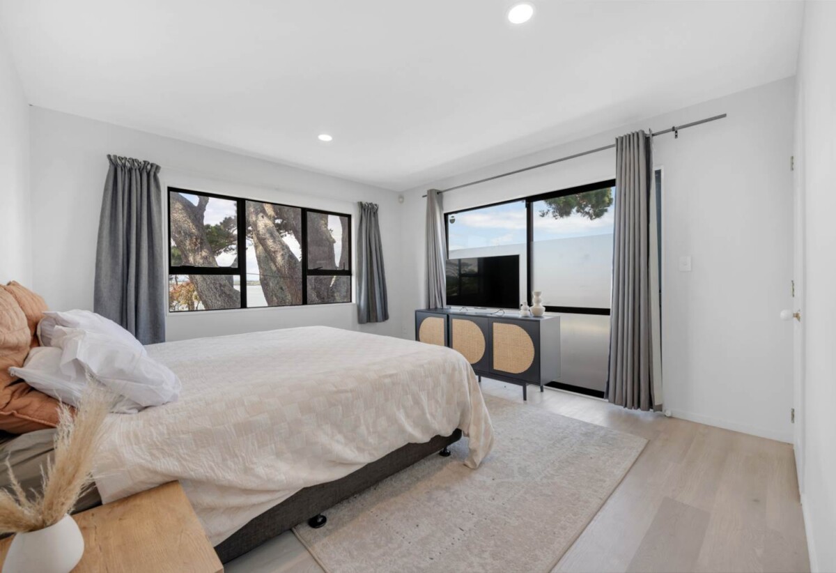 URGENT SALE, 40B Seacliffe Road, Hillsborough, Auckland