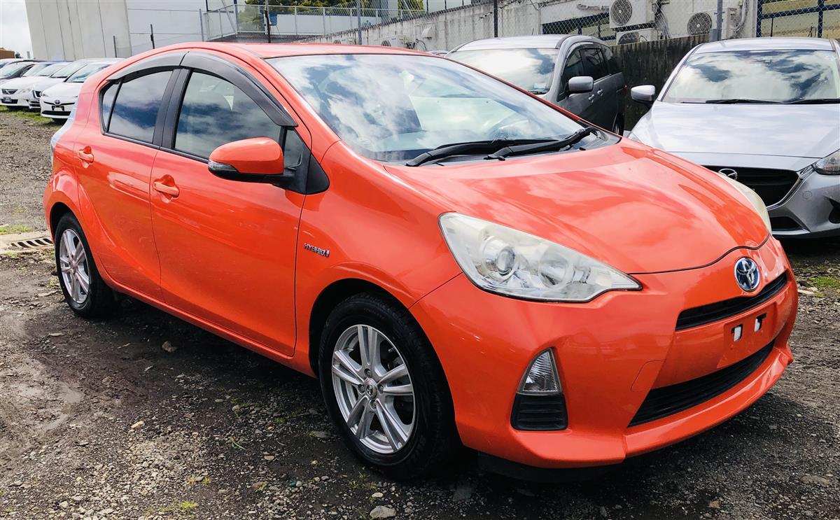 2013 Toyota Aqua HYBRID Hatchback Automatic, 78,960 km