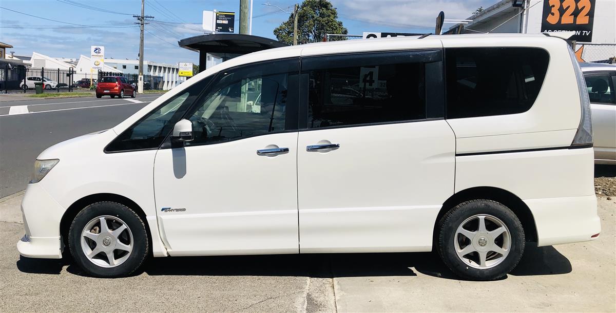 2013 Nissan Serena Station Wagon Automatic, 102,500 km