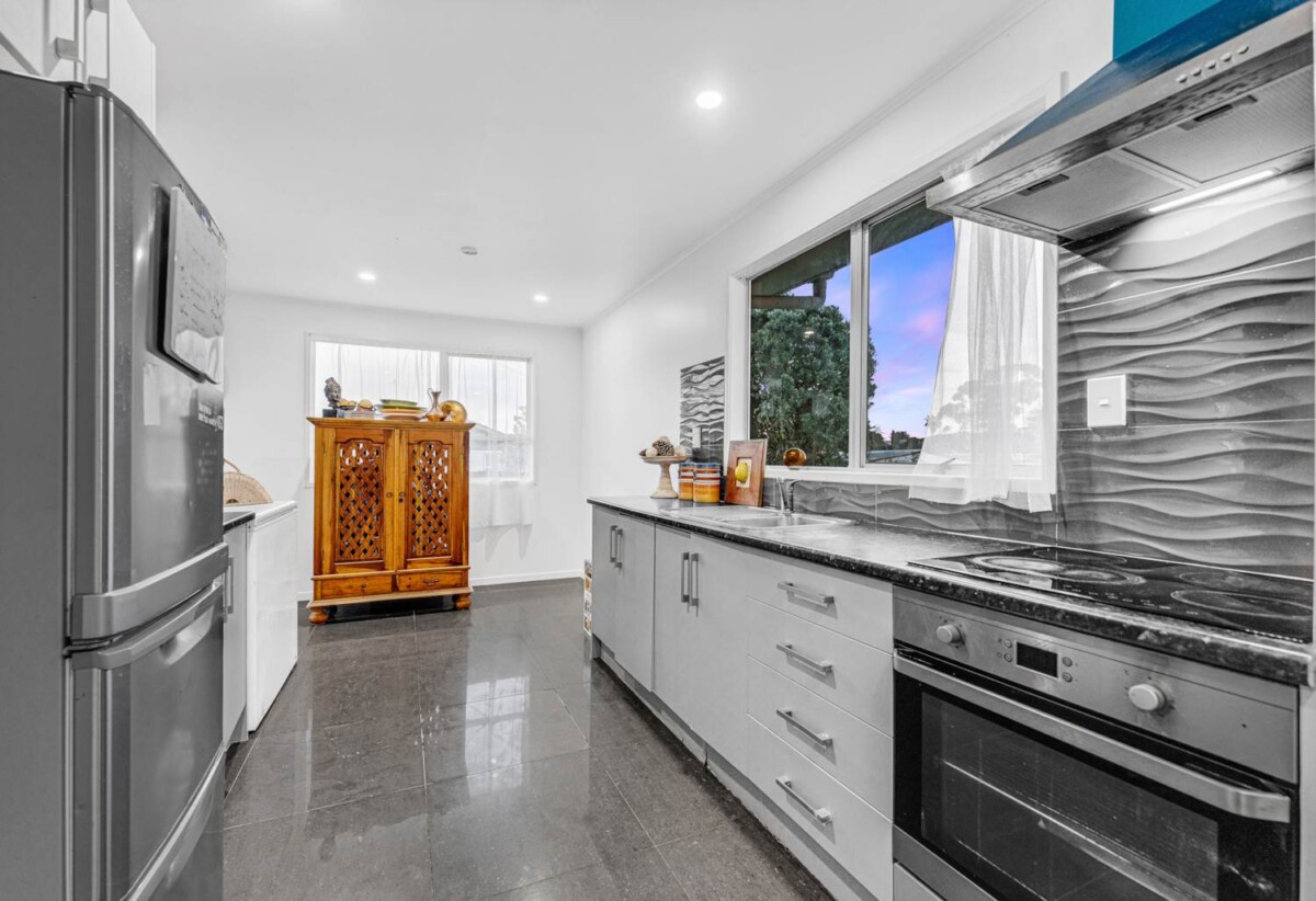 One 3 bedrooms house and one 4 bedrooms house, 68 & 68A Israel Avenue, Clover Park, Auckland