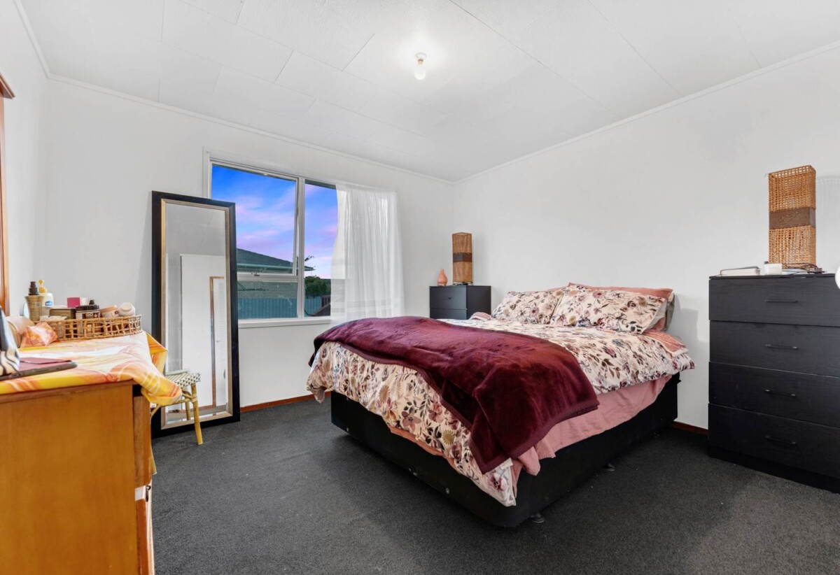 One 3 bedrooms house and one 4 bedrooms house, 68 & 68A Israel Avenue, Clover Park, Auckland