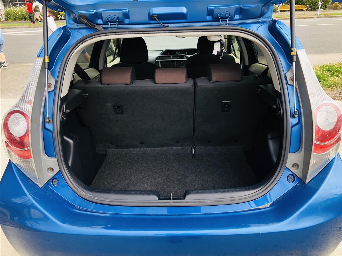 2012 Toyota Aqua HYBRID Hatchback Automatic, 91,700 km