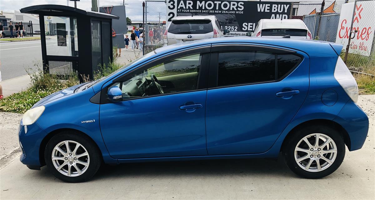 2012 Toyota Aqua HYBRID Hatchback Automatic, 91,700 km