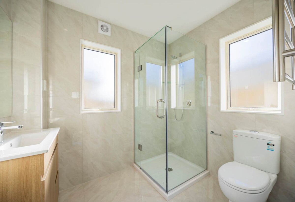 Urgent Sale, 6/90 Point England Road, Pt England, Auckland