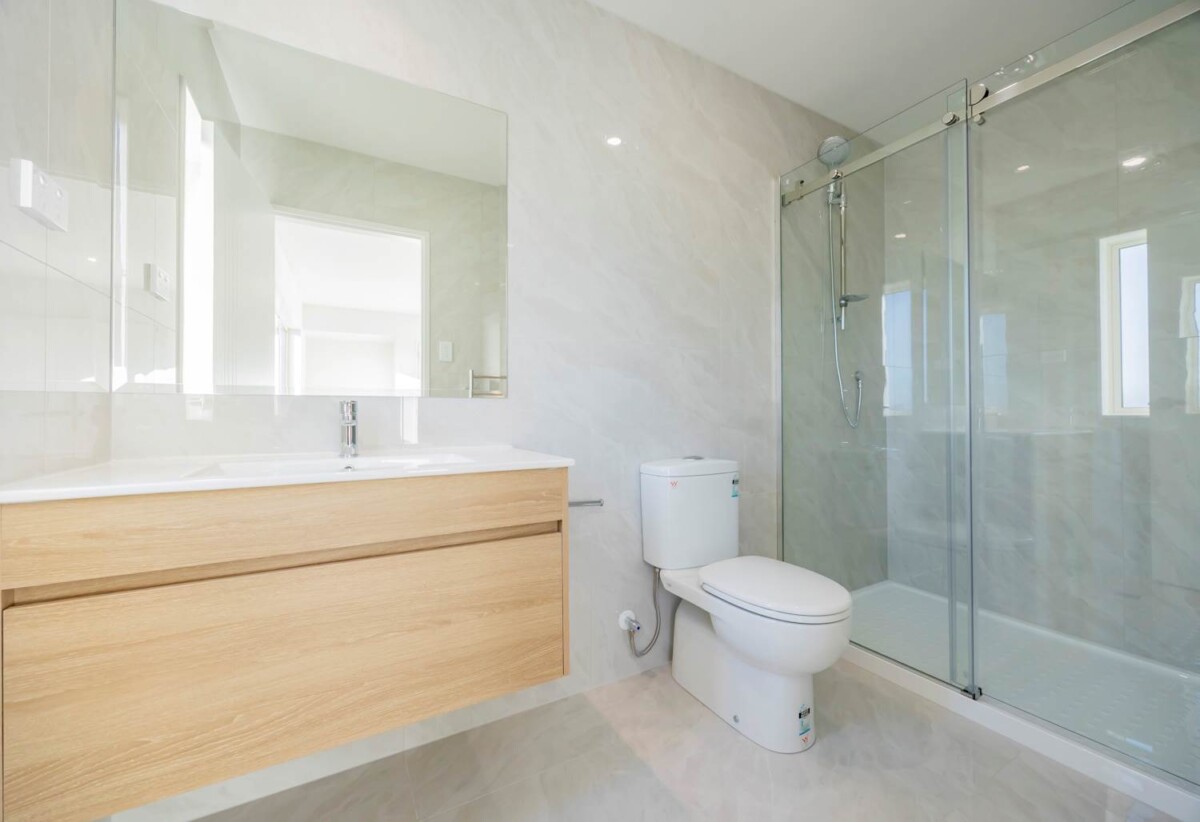 Urgent Sale, 6/90 Point England Road, Pt England, Auckland