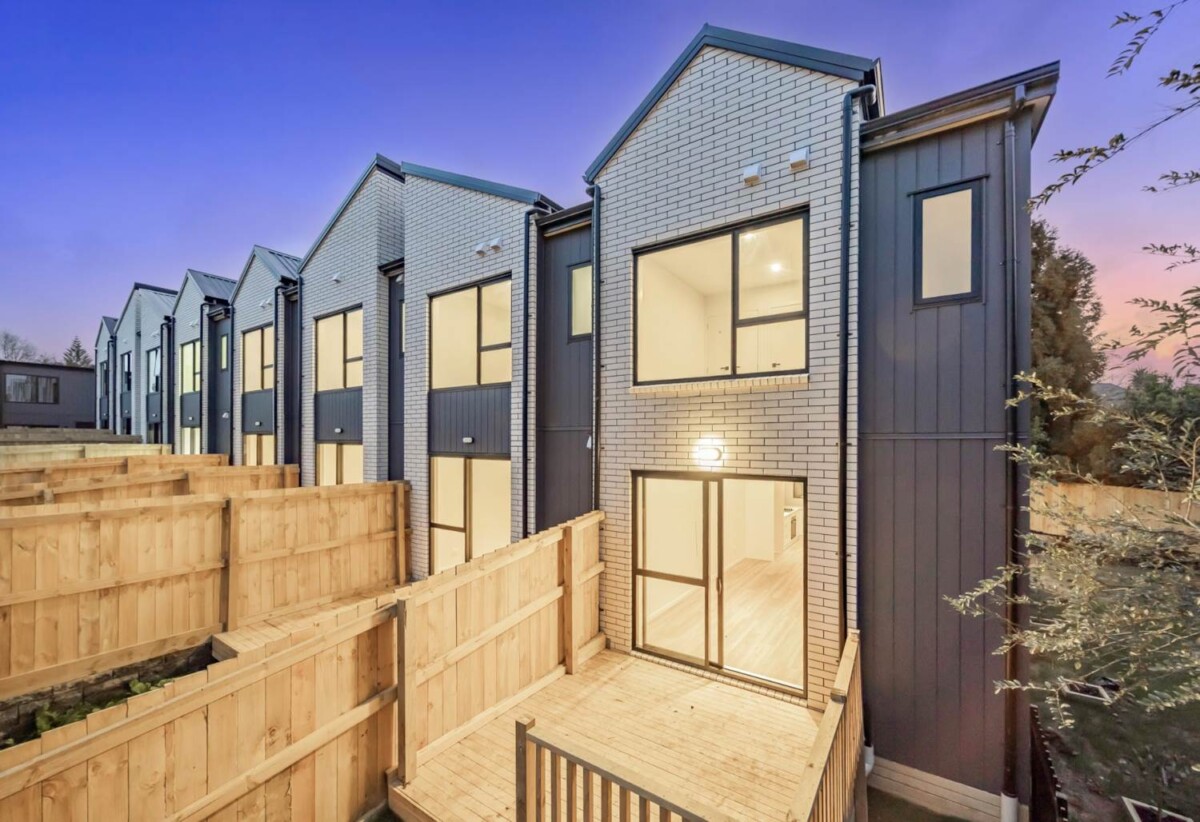 16/7 Broadview Place, Howick, Auckland