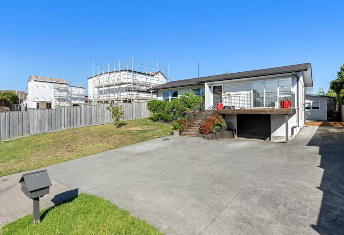 11 & 11A Quibray Place, Botany Downs, Auckland