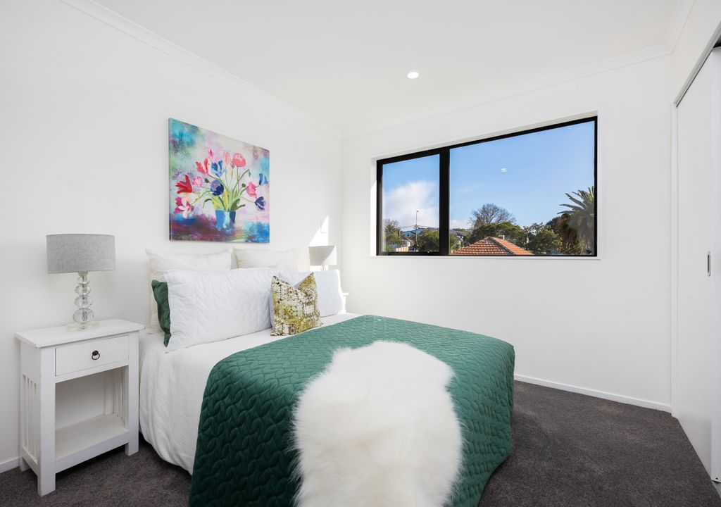 Enquiries Over $900,000, Ignore the C.V.! Selling below CV ( CV$1.125M), 158m2 brandnew freehold 4 beds 3.5 baths home with garage, close to schools, shops, supermarket, parks, 37D Erima Avenue, Point England, Auckland