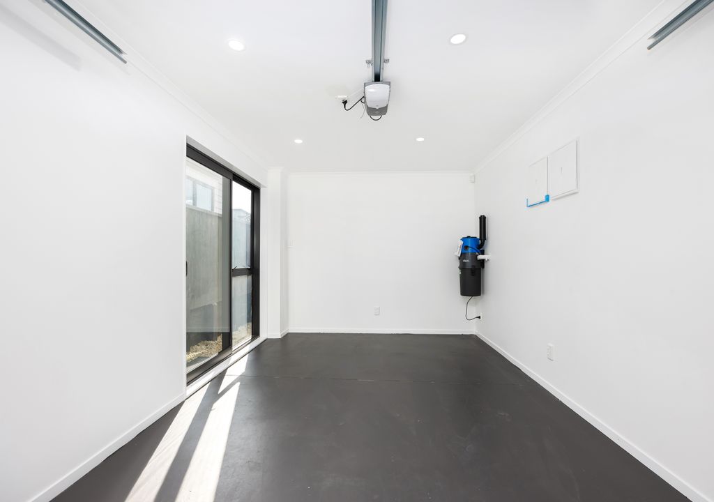 Enquiries Over $900,000, Ignore the C.V.! Selling below CV ( CV$1.125M), 158m2 brandnew freehold 4 beds 3.5 baths home with garage, close to schools, shops, supermarket, parks, 37D Erima Avenue, Point England, Auckland