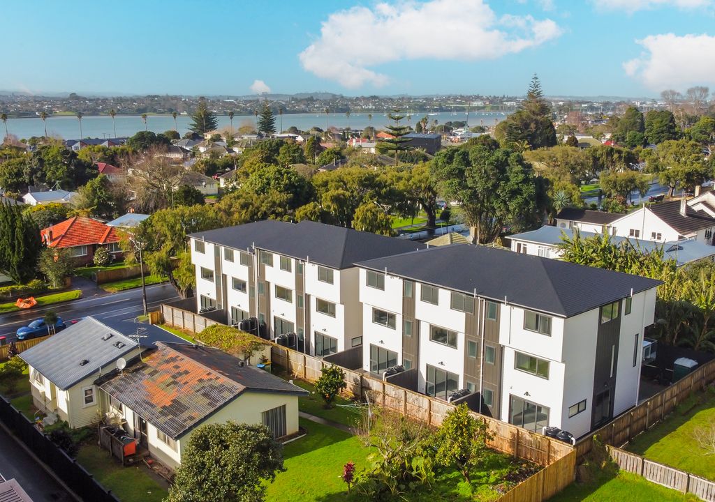 Enquiries Over $900,000, Ignore the C.V.! Selling below CV ( CV$1.125M), 158m2 brandnew freehold 4 beds 3.5 baths home with garage, close to schools, shops, supermarket, parks, 37D Erima Avenue, Point England, Auckland