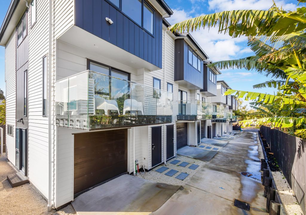 Enquiries Over $900,000, Ignore the C.V.! Selling below CV ( CV$1.125M), 158m2 brandnew freehold 4 beds 3.5 baths home with garage, close to schools, shops, supermarket, parks, 37D Erima Avenue, Point England, Auckland