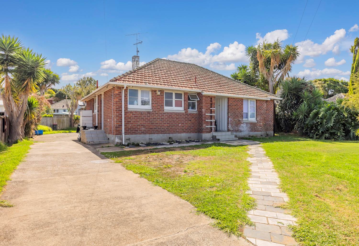 Investor Quit– Must Sell, Brick 3 beds house on 660m2 section, whit RC for 5 new homes, close to supermarkets, schools, town centres, 5 Tunis Road, Panmure, Auckland