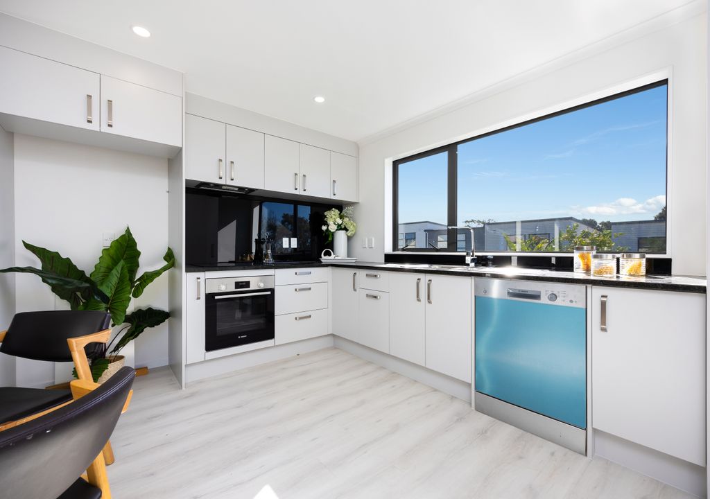Enquiries Over $900,000, Ignore the C.V.! Selling below CV ( CV$1.125M), 158m2 brandnew freehold 4 beds 3.5 baths home with garage, close to schools, shops, supermarket, parks, 37D Erima Avenue, Point England, Auckland