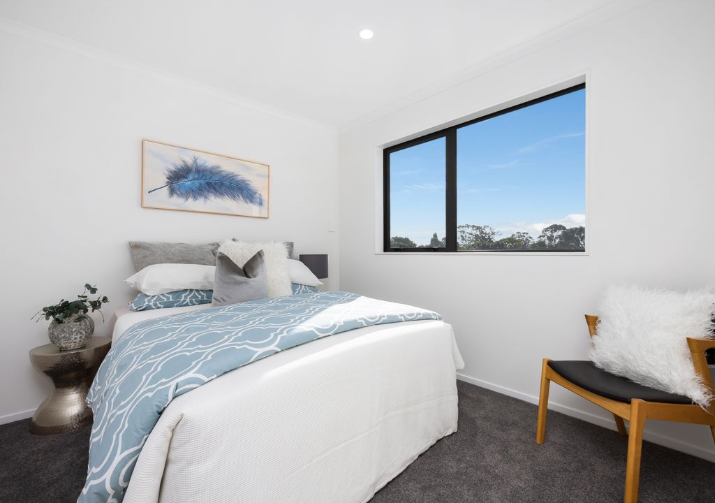 Enquiries Over $900,000, Ignore the C.V.! Selling below CV ( CV$1.125M), 158m2 brandnew freehold 4 beds 3.5 baths home with garage, close to schools, shops, supermarket, parks, 37D Erima Avenue, Point England, Auckland